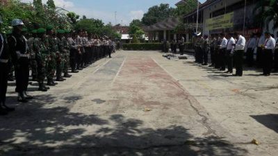 Apel Siaga TNI-Polri jelang Hari Buruh yang akan di peringati pada tanggal 1 Meri 2017 di halaman Mapolres Probolinggo. FOTO : ASL
