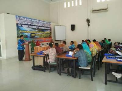 Probolinggo, Asy'ari, SH., M.Si saat membuka kegiatan bimtek kerasipan yang di ikuti staf TU PTS dan SMP. FOTO : ASL
