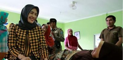 Bupati Probolinggo Puput Tantrianasari saat membesuk pasien GTT di Rumah sakit. FOTO : ASL
