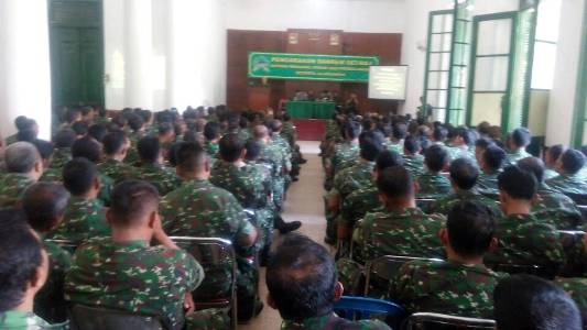 Komandan Korem  083 / BDJ, Kolonel Arm Budi Eko Mulyono, S. Sos, MM saat memberikan pengarahan terhadap seluruh anggota Kodim 0820 / Probolinggo. FOTO : ASL