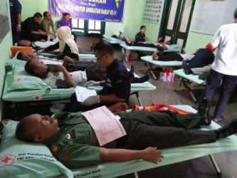 jajaran TNI dari Denpom Probolinggo menggelar donor darah dalam rangka hari Jadi CPM ke 71 tahun 2017. FOTO : ASL