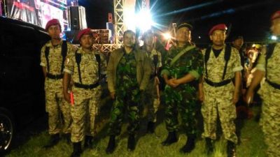 Gabunguan TNI, Banser dan Satpol PP guna mengamankan sholawatan.  FOTO : ASL