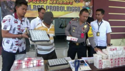 Satgas Pangan Polres Probolinggo menunjukkan bareang bukti galam illegal yang diamankan dari pabrik. FOTO : ASL