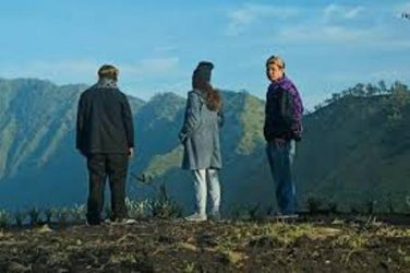 Wisatawan saat menikmati Pesona Bukit Trianggulasi do sore hari . FOTO : ASL