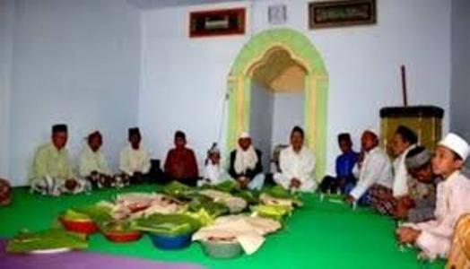 penganut Islam Aboge di probolinggo yang baru menetapkan jadwal awal ramadhan pada hari Minggu (28/5) 2017. FOTO : ASL