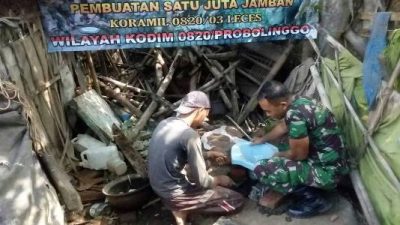 Anggota TNI di probolinggo bersama warga mengerjakan Jamban. FOTO : ASL