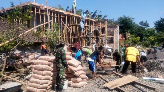 Anggota TNI dan polri bersama masyarakat bergotomg royong mengerjakan salah satu Masjid jelang bulan ramadhan. FOTO : ASL