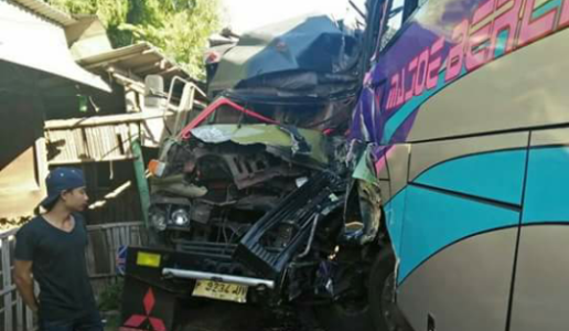Bangkai Bus dan truk Pasca terjadi Kecelakaan Tabrakan yang menyebabkan tiga penumpang bus mengalami luka termasuk sopir. FOTO : ASL