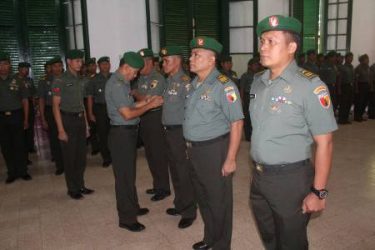 Perwira Penghubung Kodim 0820/Probolinggo, Mayor Arh Ciptadi saat menyematkan gobang jabatan kepada perwira yang tugas di wilayah kodim probolinggo. FOTO ; ASL