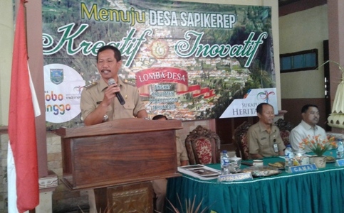 Camat Sukapura Yulius Kristian saat memberikan sambutan dalam kegiatan lomba desa jelang HUT Probolinggo. FOTO : ASL