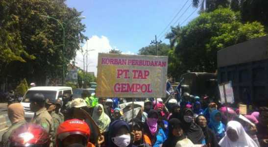 Aksi May Day di Kabupaten Pasuruan jawa Timur mengangkat tema Stop perbudakamn. FOTO : ASL
