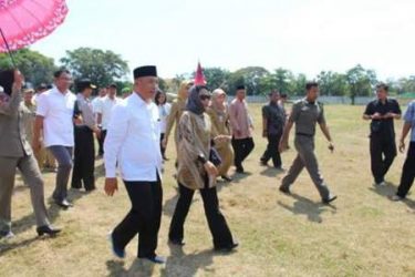 Menteri BUMN Rini Soemarno saat melakukan kunjungan di Kabupaten Probolingo dalam rangka meninjau rencana pembangunan tol Probolinggo-Banyuwangi. FOTO : ASL
