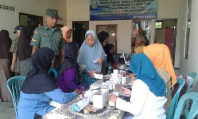 salah satu anggota TNI Serda Umar Makruf yang turut melaksanakan penyuluhan kesehatan Lansia. FOTO : ASL