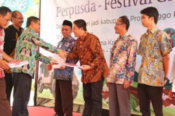 Asisten Administrasi, Ekonomi dan Pembangunan Kabupaten Probolinggo, Ir. Anung Widiarto, MM saat menyerahkan buku kepada sejumlah peserta yang hadir dalam pameran buku di Probolinggo. FOTO : ASL