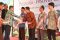 Asisten Administrasi, Ekonomi dan Pembangunan Kabupaten Probolinggo, Ir. Anung Widiarto, MM saat menyerahkan buku kepada sejumlah peserta yang hadir dalam pameran buku di Probolinggo. FOTO : ASL