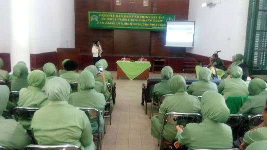Anggota Persit KCK Probolinggo saat mengikuti penyuluhan penyakit kangker serviks. FOTO : ASL