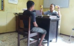 Herman Sugiato (29) pengedar Pil Koplo saat diterogasi petugas. FOTO : ASL
