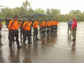 Prajurit TNI Kodim 0820 probolinggo saat memberikan pelatihan dasar Sar kepada karyawan PT Ipmomi. FOTO " ASL