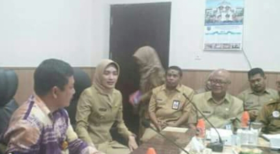 Bupati Probolinggo Hj. P. Tantriana Sari menerima kunjungan Tim Peninjau Lapangan/Uji Petik Tanda Kehormatan Satya Lencana Bidang Pembangunan. FOTO : ASL