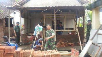 pekerjaan RTLH oleh Prajurit TNI Kodim 0820/Probolinggo di terget selesai sebelum lebaran Idul Fitri 2017. FOTO : ASL