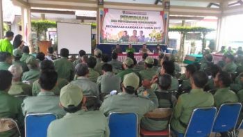 danramil 01 Kota Probolinggo saat meemberikan materi pelatihan kepada Pertahanan sipil di kecamatan Kangeran. FOTO : ASL