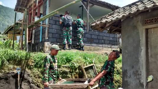 Tim pengawas RTLH (Rumah Tidak Layak Huni ) Kodim 0820 /Probolinggo, melaksanakan Sidak atas pelaksanaan Rehab