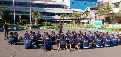 Puluhan anggota Satpm PT Sasa Inti memngikuti pelatihan bela diri yang diberikan dari anggota TNI probolinggo. FOTO ; ASL