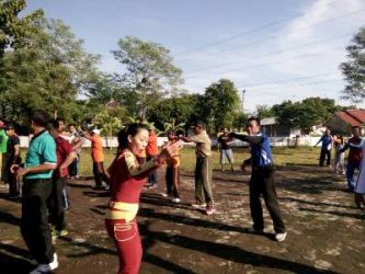 senam sehat yang dilaksanakan jajaran TNI di Probolinggo. FOTO : ASL