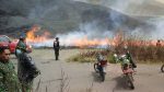 Simulasi pemadaman kebakaran di kawasan gunung bromo pasca menggelar apel siaga. FOTO : ASL