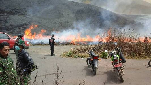 Simulasi pemadaman kebakaran di kawasan gunung bromo pasca menggelar apel siaga. FOTO : ASL