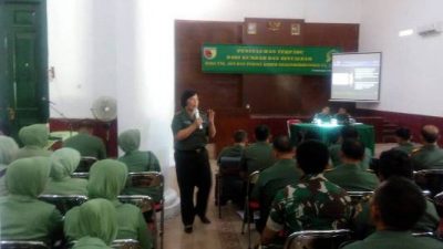 Mayor Chk (K) Sri Mulyani S.H.,M.H saat memberikan penyuluhan hukum kepada anggota Kodim 0820. FOTO : ASL