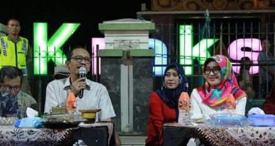 Bupati Probolinggo Puput Tantriana sari (berhijab) saat menggelar ngopi bareng warga. FOTO : ASL
