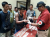 tahan Mapolres Probolinggo dites urinenya oleh petugas kesehatan polres Probolinggo dalam rangka mengecek penggunaan narkoba di dalam tahanan. FOTO : ASL