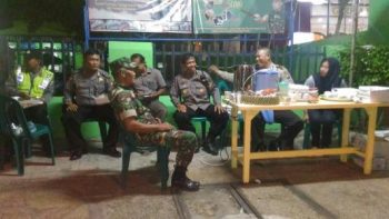 Anggota TNI Polri saat melakukan penjagaan di saat Ummat Kristiani melaksanakan ibadah paskah di salah satu gereja di Probolinggo. FOTO : ASL