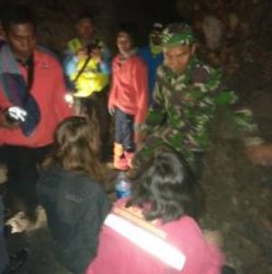 Dua Turis asal Francis perempuan ini (Duduk) berhasil ditemukan tim penyelama saat tersesat di gunung Bromo. FOTO : ASL
