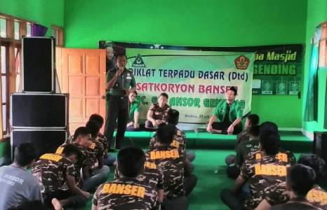 Tim Banser saat mengikuti kegiatan wawasan kebangsaan di sela-sela Diklatsar yang diberikan oleh jajaran TNI probolinggo. FOTO : ASL