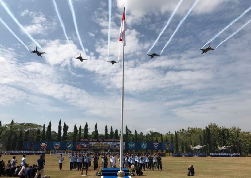 Atraksi yang ditunjukkan penerbang muda di pangkalan Lanud. FOTO : NADHIR ATTAMIMI