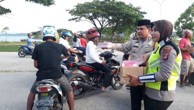 Kapolres Muna Bersama Polwan Bagi-Bagi Takjil di Bulan Ramadhan