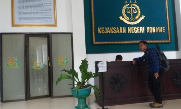 salah seorang awak media di kejari Konawe yang hendak melakukan liputan tetapi dilarang. FOTO : ANDRY
