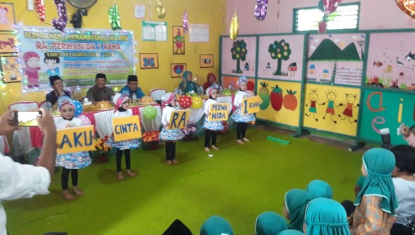 Perpisahan RA. Perwanida 1 Raha Tampilkan Permainan Anak Nusantara