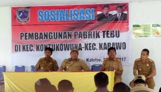 Bupati Muna Rusman emba saat memimp[in kegiatan sosialisasi pembangunan pabrik tebu di kecamatan Kabawo. FOTO : LA ODE AWALUDDIN