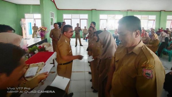 Bupati Butur Serahkan SK Plt Kades se-Kecamatan Kulisusu