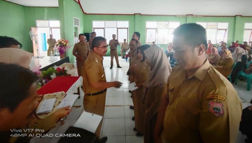 Bupati Butur Serahkan SK Plt Kades se-Kecamatan Kulisusu