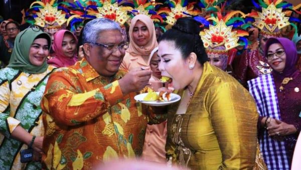 Saat Gubernur Menyuap Istrinya di Peringatan Hari Ibu ke-91