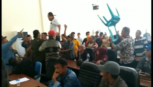 RDP DPRD Koltim Ricuh, Warga Rumpun Sagu Tolak Ganti Rugi﻿