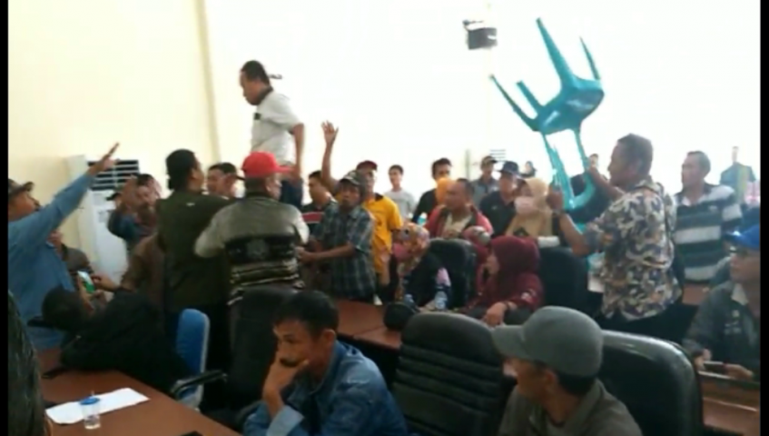 RDP DPRD Koltim Ricuh, Warga Rumpun Sagu Tolak Ganti Rugi﻿