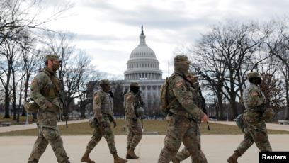 Tentara Garda Nasional berpatroli di dekat gedung Capitol AS menjelang pelantikan Presiden terpilih AS Joe Biden, di Washington, AS, 19 Januari 2021. (Foto: REUTERS/Andrew Kelly)