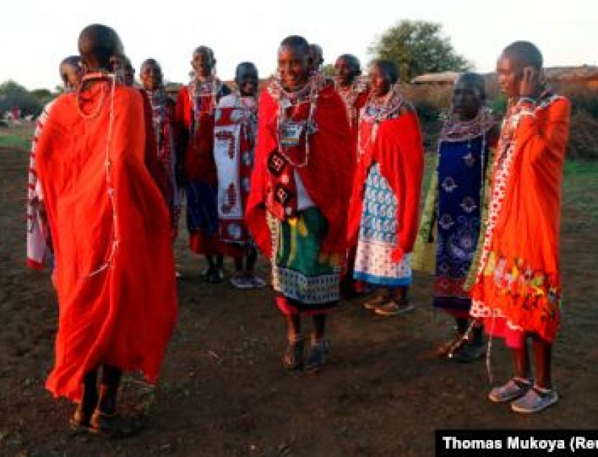 Perempuan Maasai bernyanyi dan menari saat matahari terbenam di Mbirikani Manyatta di kaki Gn. Kilimanjaro, dekat perbatasan Kenya-Tanzania di Kimana, Kajiado, Kenya 14 Desember 2018. (Foto: REUTERS/Thomas Mukoya)
