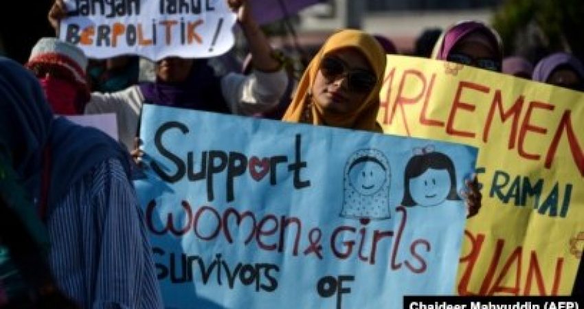 Aktivis mengambil bagian dalam acara memperingati Hari Perempuan Sedunia di Banda Aceh, Aceh, 8 Maret 2019. (Foto: AFP/Chaideer Mahyuddin)