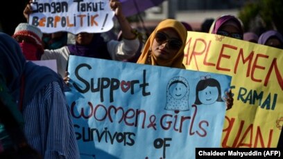 Aktivis mengambil bagian dalam acara memperingati Hari Perempuan Sedunia di Banda Aceh, Aceh, 8 Maret 2019. (Foto: AFP/Chaideer Mahyuddin)